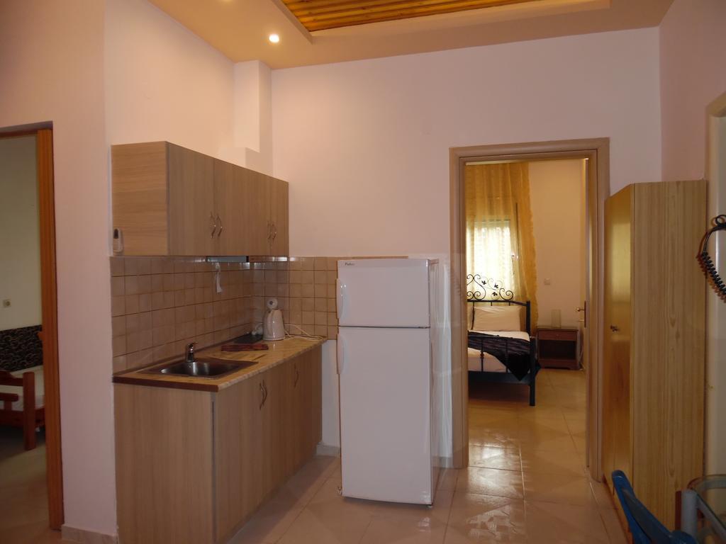Fernando Hotel Ofrinion Exterior photo
